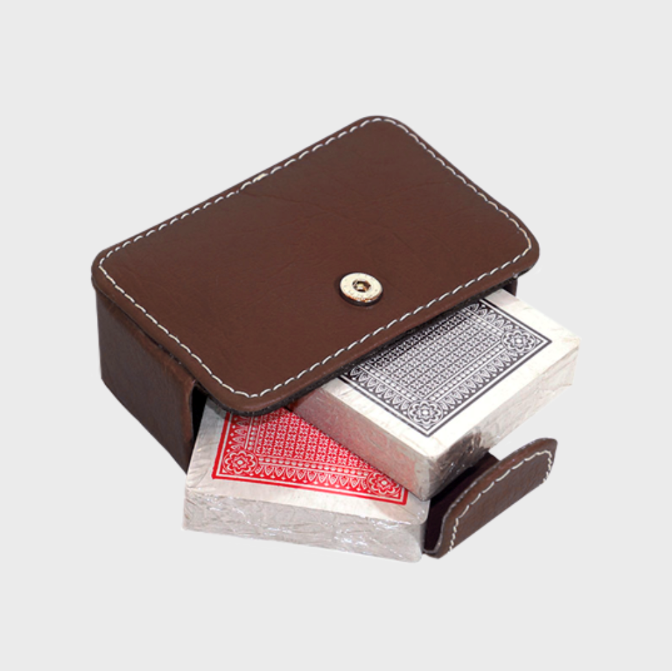 Diversión con estilo. Naipes en estuche de ecocuero de alta calidad con logo acuñado y color a elección. Incluye bolsa de TNT y tarjeta personalizada. El regalo corporativo ideal para este Día del Trabajador.