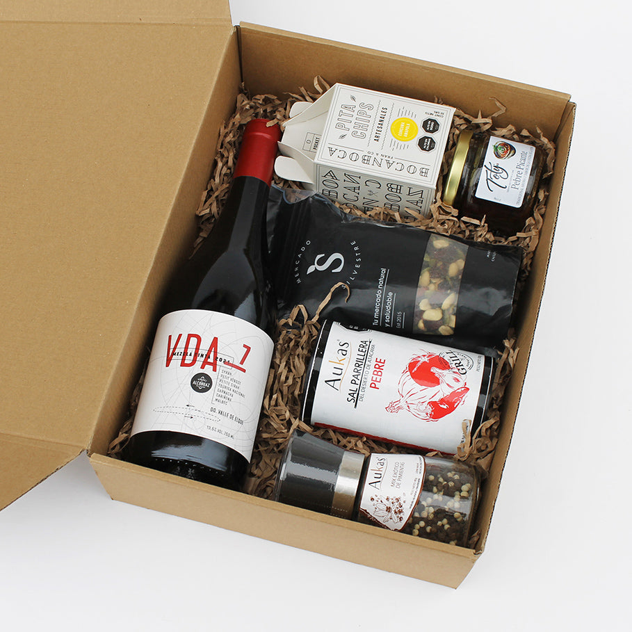 El regalo ideal para fomentar el relajo de sus colaboradores. Kit gourmet con vino premium de 7 cepas, tubo parrillero Aukas, pimientas, frutos secos, salsa gourmet Toty y pita chips. Presentado en caja kraft y tarjeta de saludo con logo corporativo. Cotiza con nosotros.