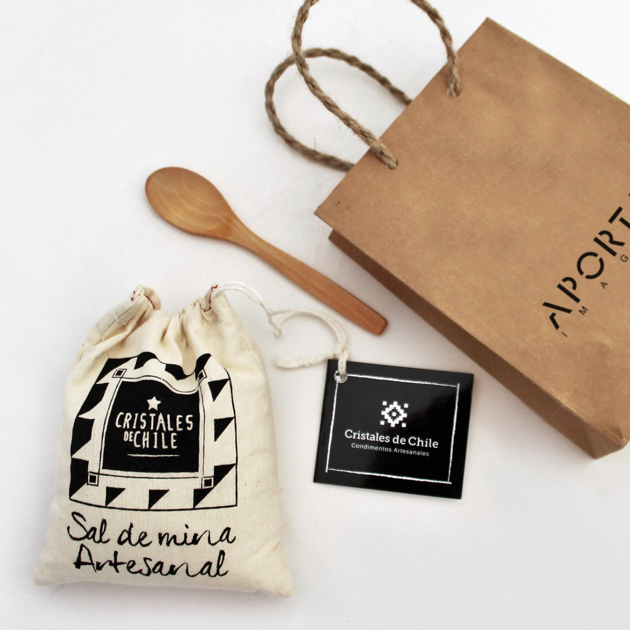 Set gourmet con 400 g de sal de mina Cristales de Chile y cuchara de madera. Presentación en bolsa kraft personalizada con logo corporativo.