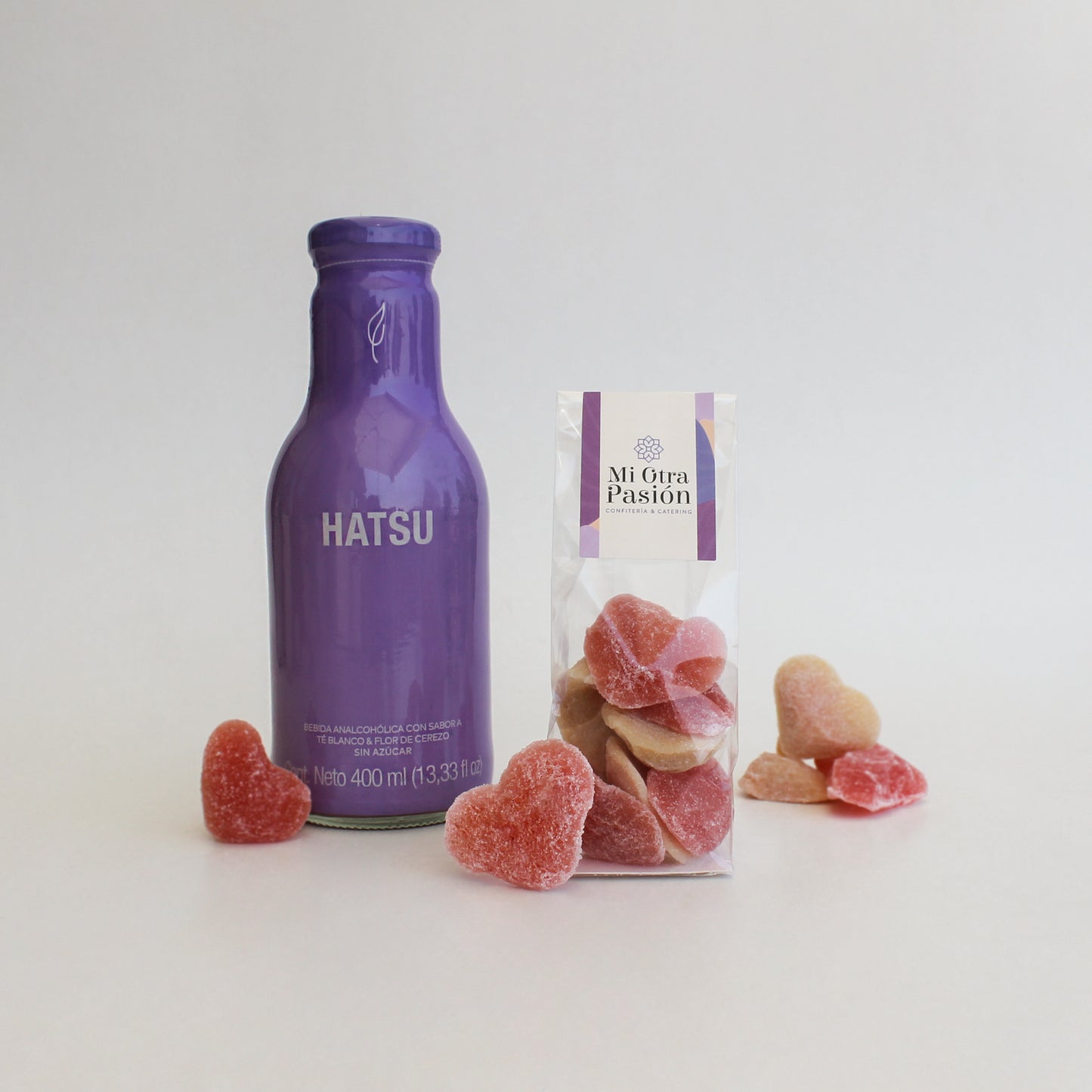 Set con té helado Hatsu y deliciosas gomitas con forma de corazón. Un regalo corporativo simple y especial para transmitir cercanía, valoración y buenos deseos.