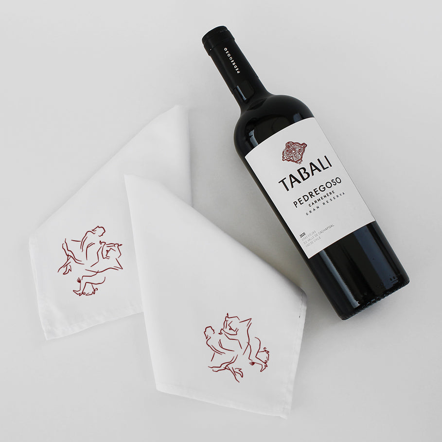 Set con vino Tabalí Pedregoso Gran Reserva y dos pañuelos de cueca personalizados. Un regalo corporativo que celebra las tradiciones, la identidad y el orgullo chileno.