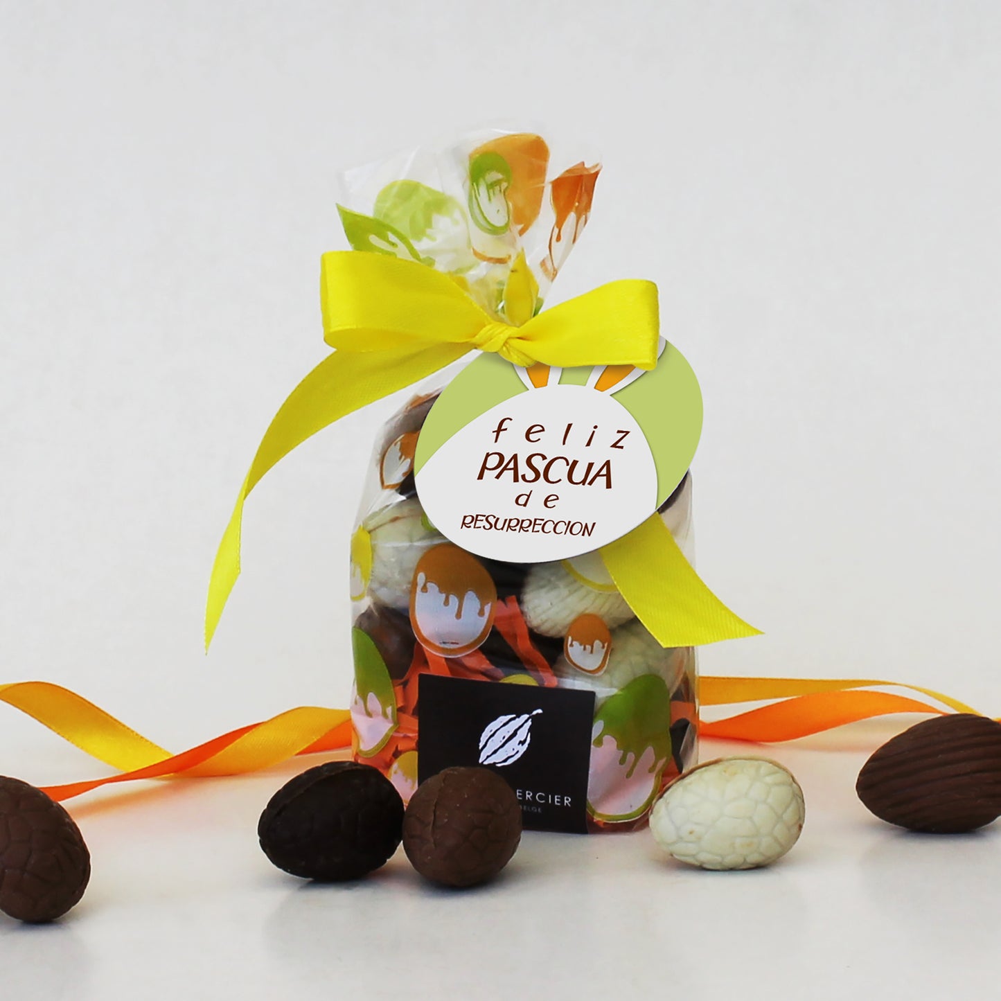 Descubre la Sinfonía de pascua de Aporta Imagen. 12 huevos de chocolate Damien Mercier rellenos de avellana europea. El regalo de Pascua corporativo más elegante y variado. ¡Personalízalo con tu logo hoy!