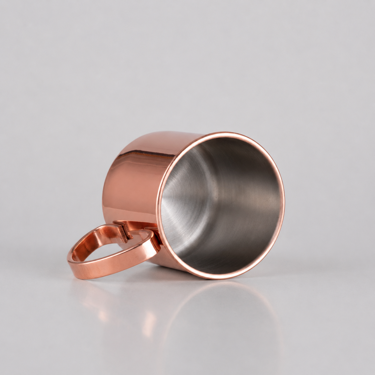 Tazón de acero inoxidable de 500 ml con elegante asa color cobre. Un regalo corporativo resistente, moderno y personalizable con logo corporativo para uso diario. Cotiza con nosotros este Día de la Minería.