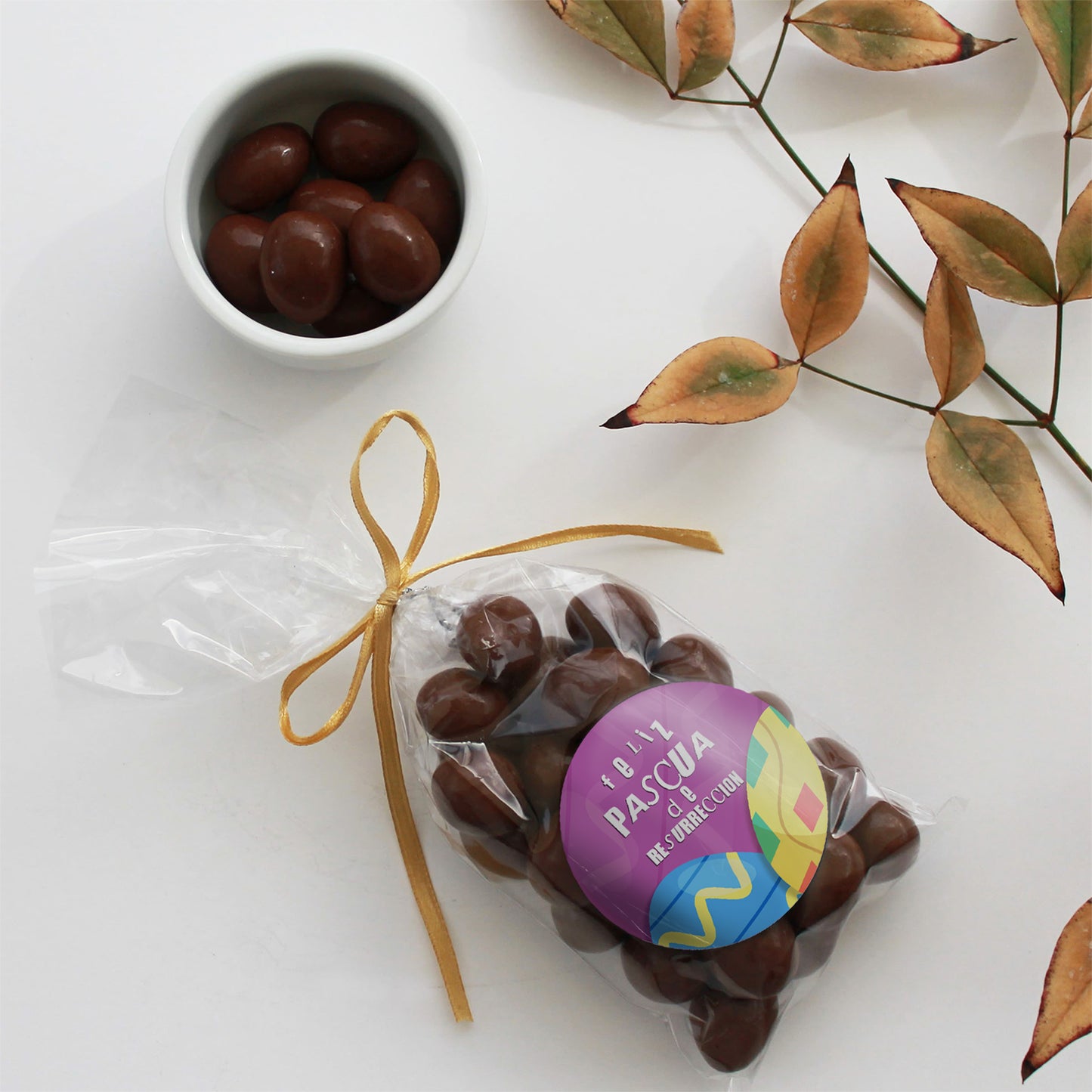 Celebra con el Tesoro de Resurrección: 100g de exquisitas almendras bañadas en chocolate de La Romería. Incluye bolsa de celofán con logo y sticker personalizado. El snack corporativo ideal para agradecer a tu equipo. ¡Cotiza hoy con envío a todo Chile!