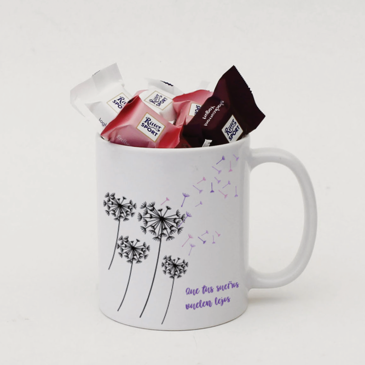 Taza de cerámica personalizada con logo corporativo, rellena con 5 chocolates Ritter Sport. El detalle perfecto para regalar. Mín. 50 unidades. ¡Cotiza!