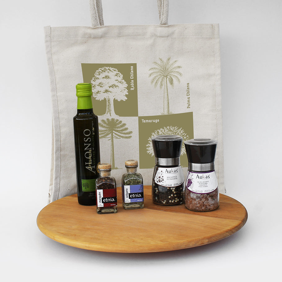Regalo corporativo de lujo: Set gourmet con tornamesa de Lenga grabada, aceite ultra premium y mix de especias. Bolso de algodón personalizado. El regalo ideal para el Día del Trabajador. ¡Cotiza hoy!