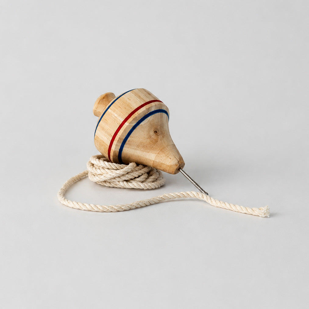 Trompo de madera, juego tradicional chileno, presentado en bolsa de algodón personalizada con impresión a un color. Pedido mínimo de 50 unidades.