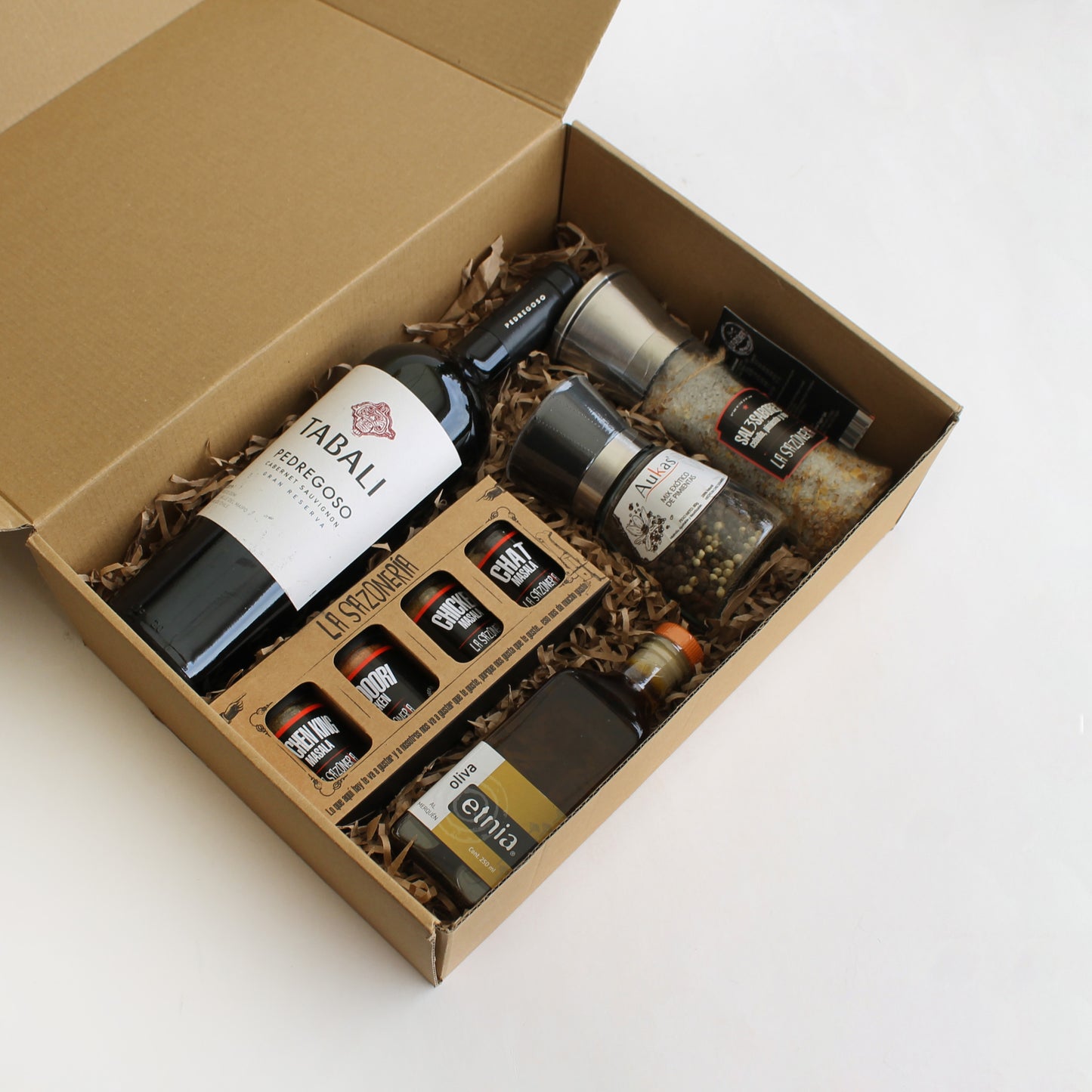 Caja gourmet corporativa con vino Tabalí, aceite de oliva especiado, sales gourmet y mix de especias para regalo empresarial. Regalo gourmet para el Día del Padre, el Día del Trabajador, reconocimiento o fin de año.
