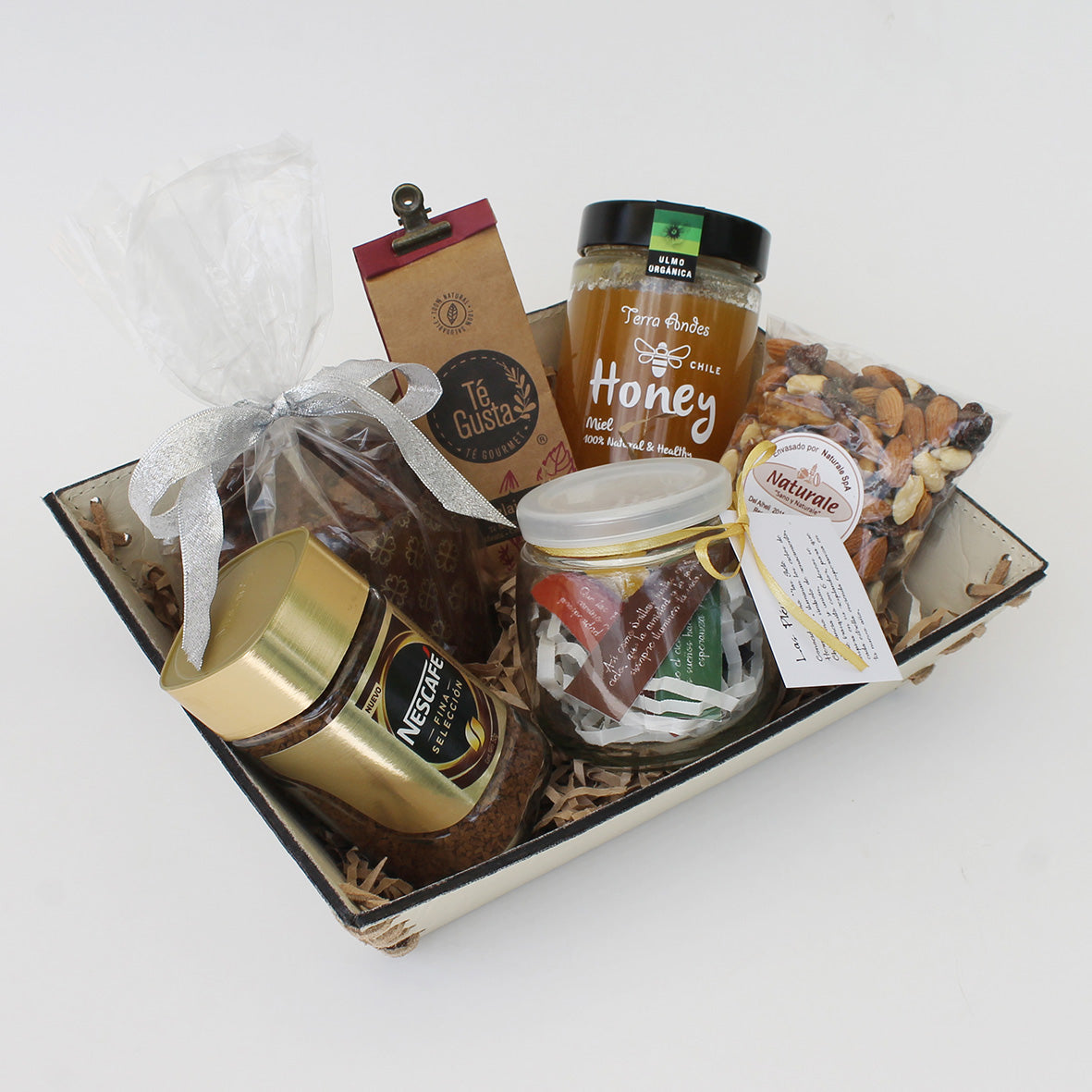 “Regalo Cielo de Pléyades con panera artesanal, miel, pan de pascua  y frasquito de deseos – Aporta Imagen Chile”