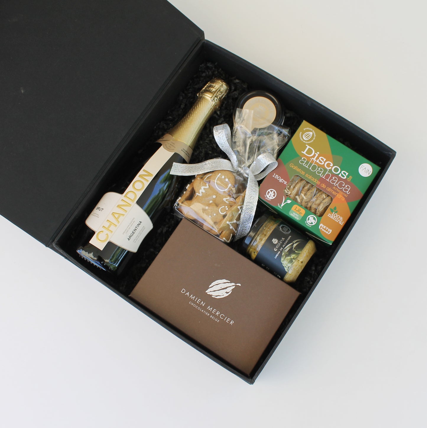 Gift box celebración fiestas con Chandon, bombones, crema queso cabra, discos albahaca y galletas navideñas