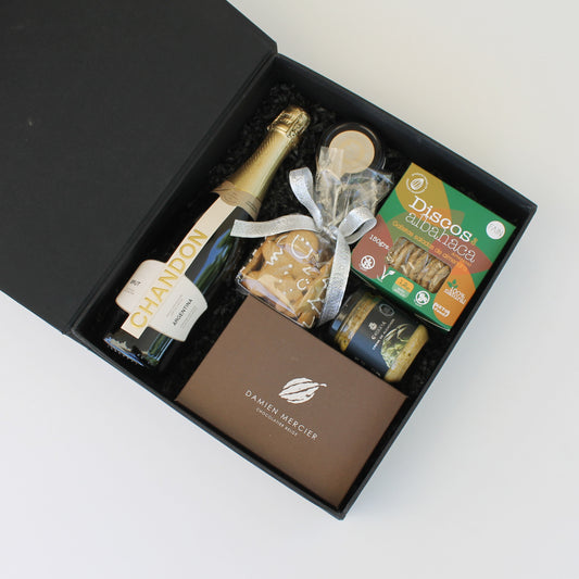 Gift box celebración fiestas con Chandon, bombones, crema queso cabra, discos albahaca y galletas navideñas