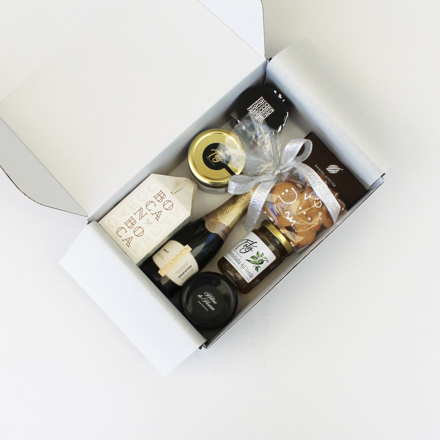 Caja regalo gourmet ocasiones especiales con espumante Chandon Brut 187cc, Tartina Fauchon, aceitunas sicilianas y paté