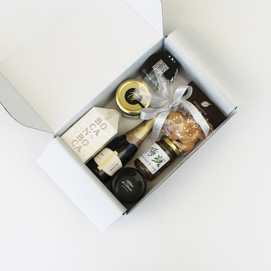 Caja regalo gourmet ocasiones especiales con espumante Chandon Brut 187cc, Tartina Fauchon, aceitunas sicilianas y paté