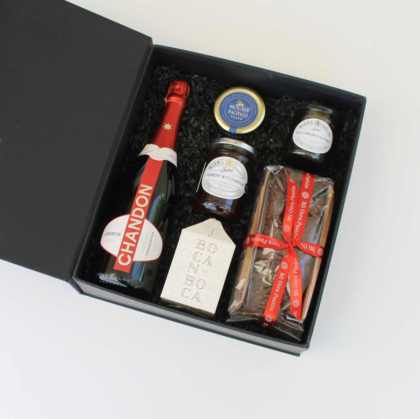 Caja regalo gourmet corporativo con Chandon Aperitivo Naranja Amarga, pan de pascua 800gr, mousse del Pacífico y chutney