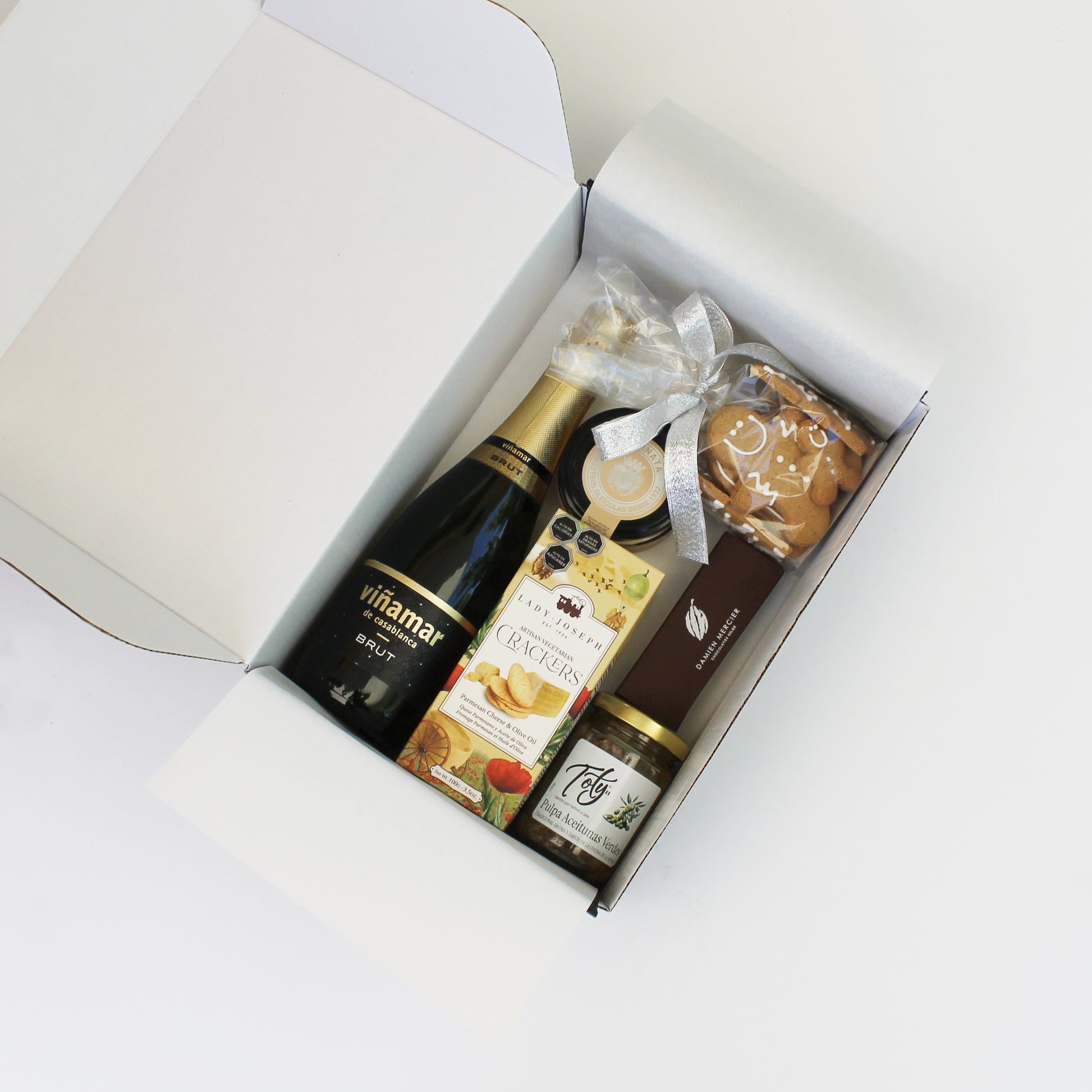 Caja regalo gourmet Navidad con espumante Viñamar, cremas gourmet La Chinata, crackers, bombones y galletas navideñas