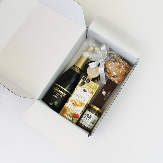 Caja regalo gourmet Navidad con espumante Viñamar, cremas gourmet La Chinata, crackers, bombones y galletas navideñas