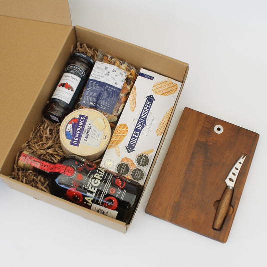 “Regalo Momentos de Copas y Quesos con sangría Alegría, queso brie y tabla de madera – Aporta Imagen Chile”