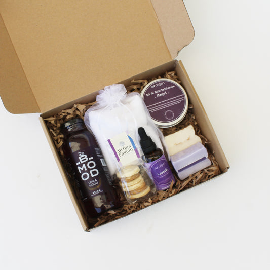 “Regalo Círculo de Calma con jabones naturales, sal exfoliante, aceite corporal, toalla facial, infusión Bmood y mini alfajores – Aporta Imagen Chile”