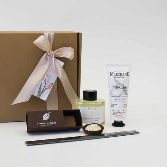“Regalo Equilibrio & Placer con crema de manos Marchand de Arômes, difusor aromático y bombones Damien Mercier – Aporta Imagen Chile”