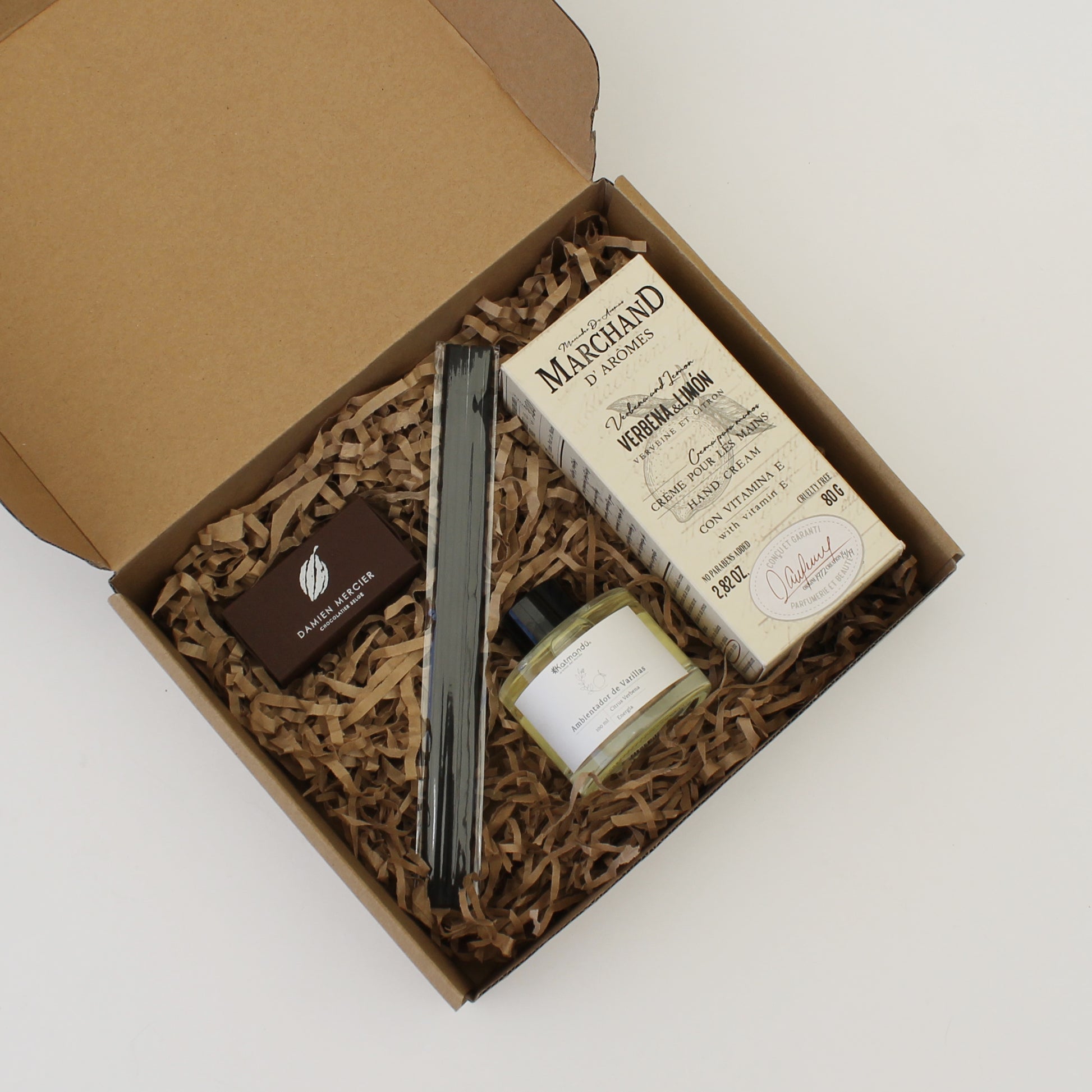 “Regalo Equilibrio & Placer con crema de manos Marchand de Arômes, difusor aromático y bombones Damien Mercier – Aporta Imagen Chile”