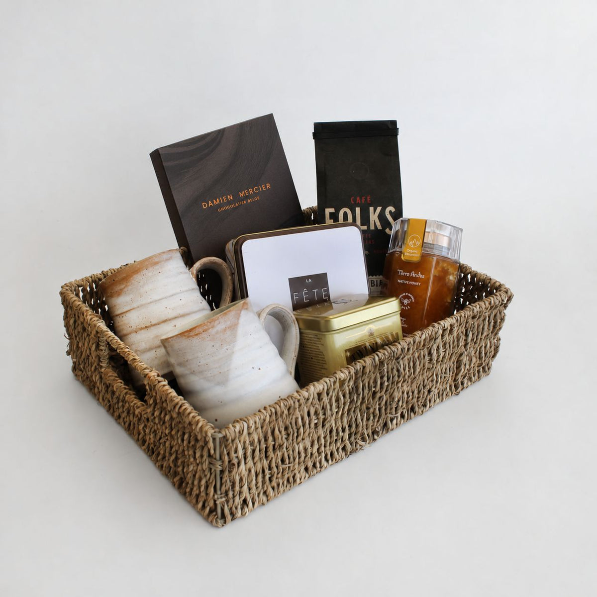 Sets de té y café con infusiones, granos seleccionados y accesorios especiales. Regalos corporativos elegantes, ideales para transmitir bienestar, agradecimiento y cercanía.