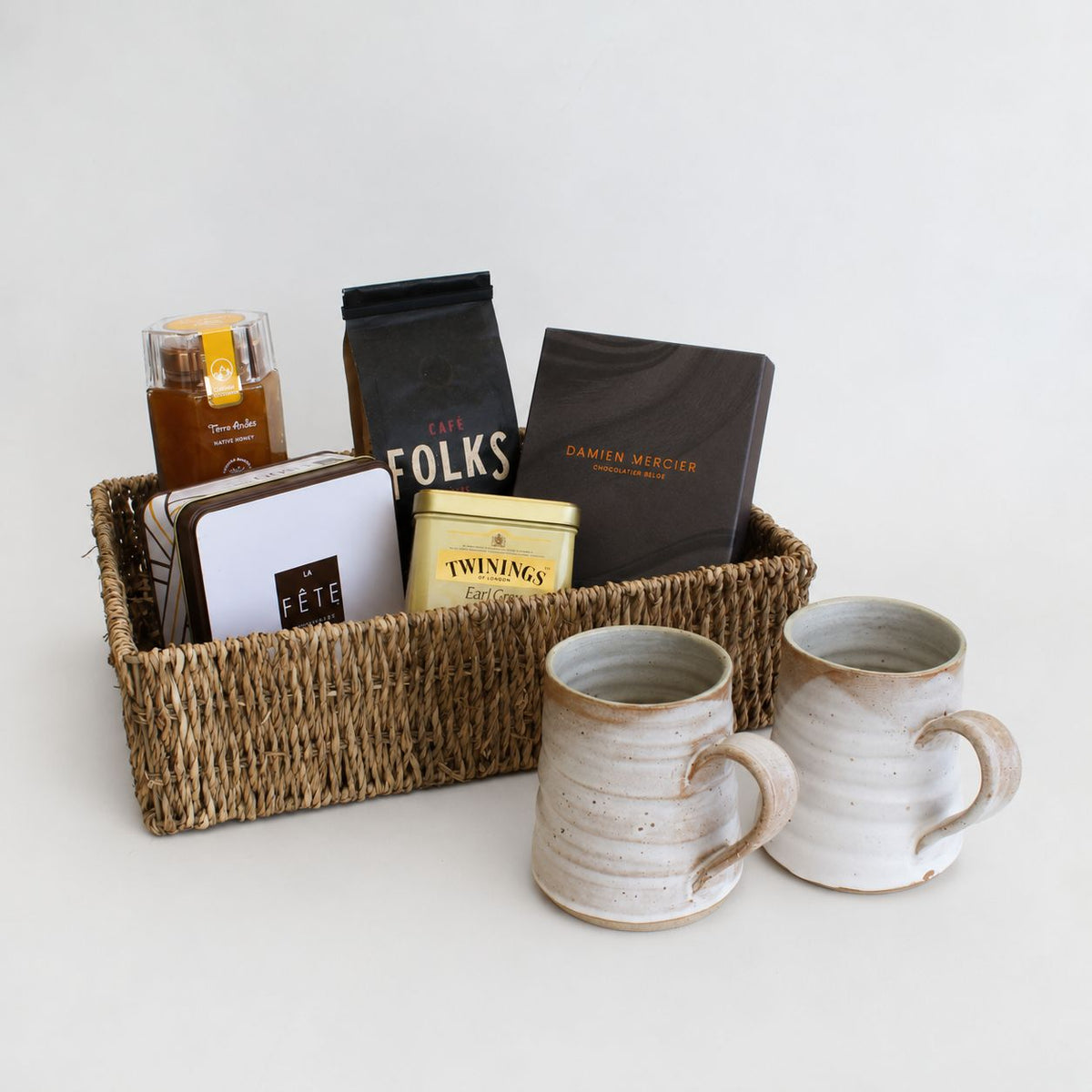 Sets de té y café con infusiones, granos seleccionados y accesorios especiales. Regalos corporativos elegantes, ideales para transmitir bienestar, agradecimiento y cercanía.