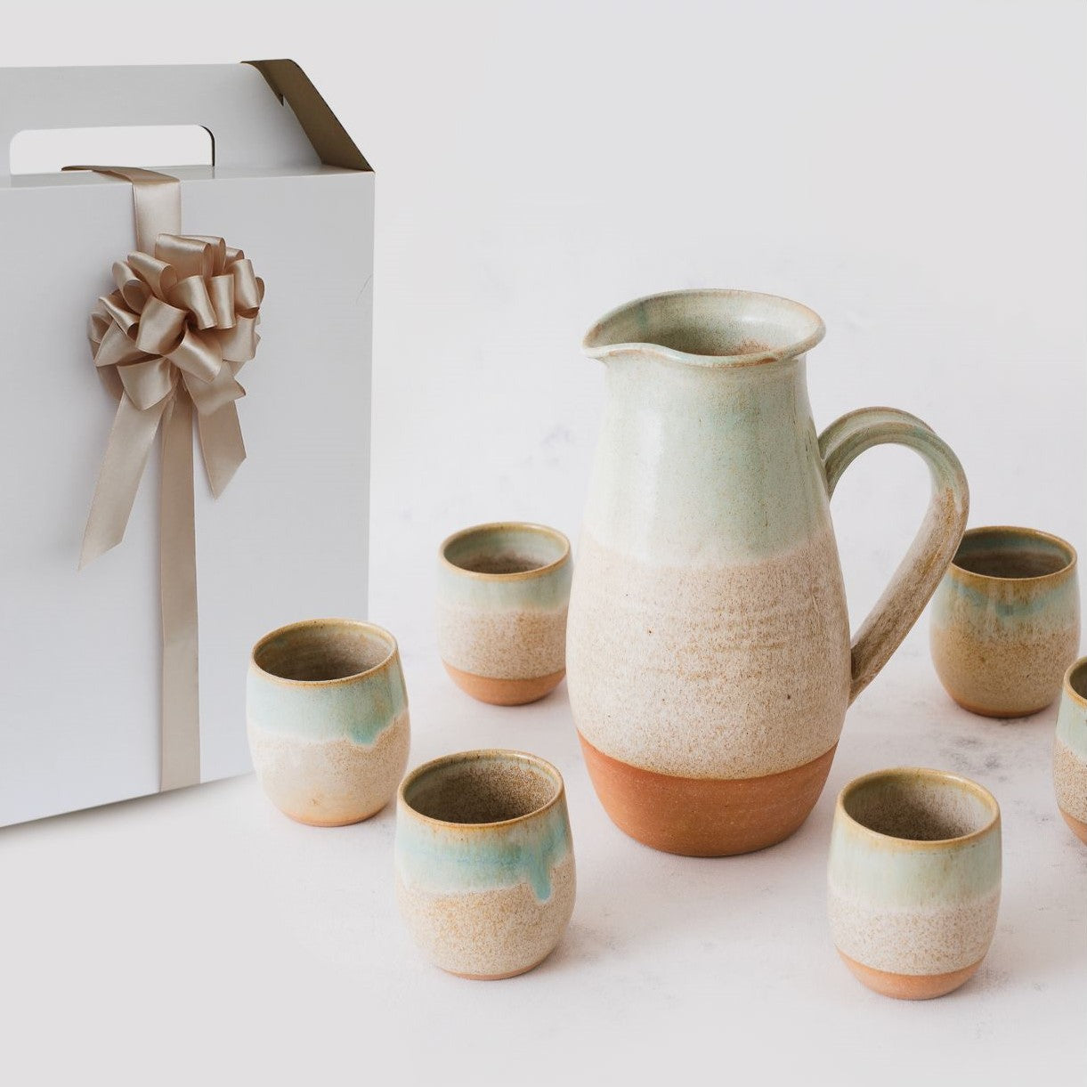 “Regalo Tierra de Brindis con jarra y seis vasos de cerámica gres – Aporta Imagen Chile”