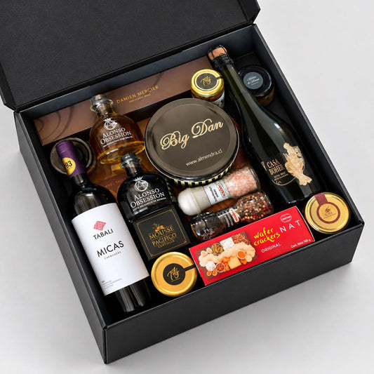 Un regalo que reúne una exquisita variedad de productos cuidadosamente elegidos: vino, espumante y delicatessen seleccionadas; donde cada sabor y detalle se combinan para crear una experiencia especial.
