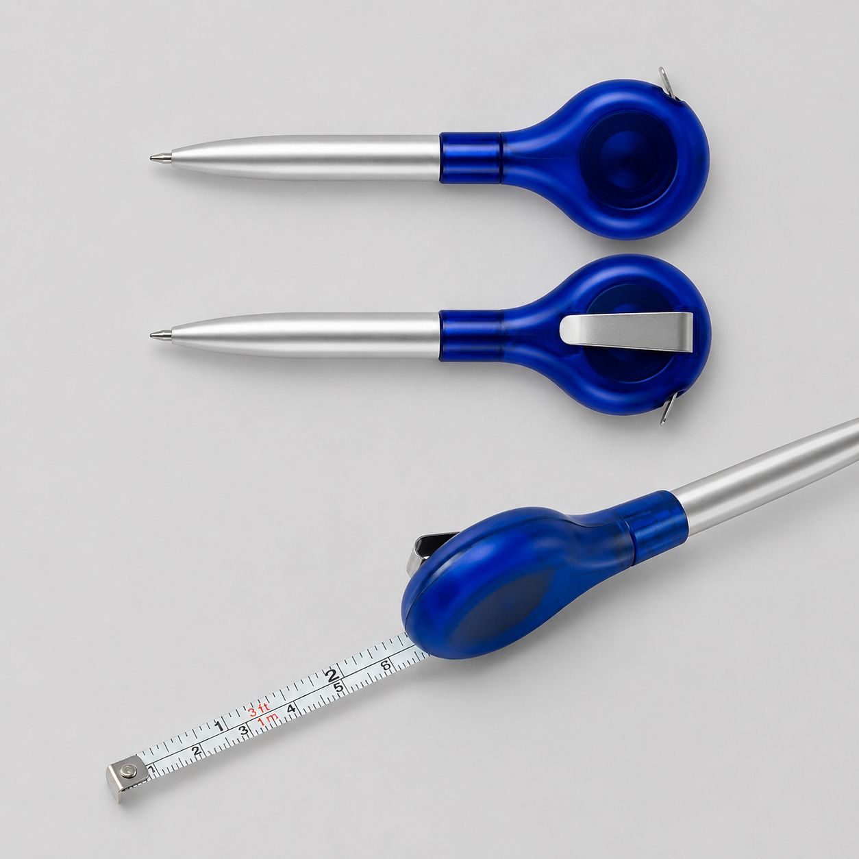 Bolígrafo plástico con huincha de medir de 1 metro integrada y escritura azul. Ideal para merchandising corporativo con logo impreso. Mínimo 1.000 unidades.