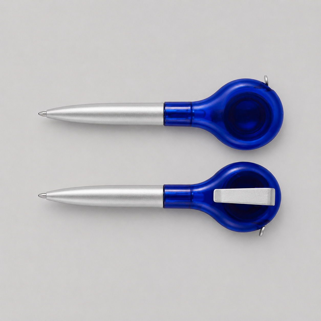 Bolígrafo plástico con huincha de medir de 1 metro integrada y escritura azul. Ideal para merchandising corporativo con logo impreso. Mínimo 1.000 unidades.