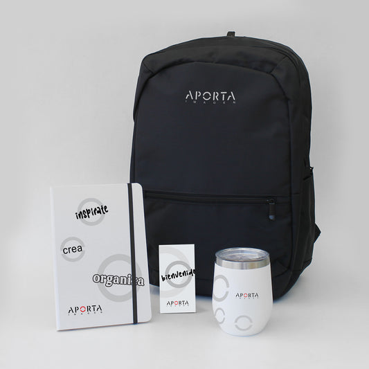 Eleva la imagen de tu empresa con el Set Executive Pro, la combinación definitiva de elegancia y funcionalidad. Este kit premium incluye una mochila reforzada para notebooks de hasta 16", un mug de acero con tecnología de vacío y una libreta simil cuero disponible en 10 colores. 
El regalo corporativo ideal para ejecutivos y equipos que buscan calidad superior en su día a día. Personalización Exclusiva: Logo corporativo aplicado en los productos.