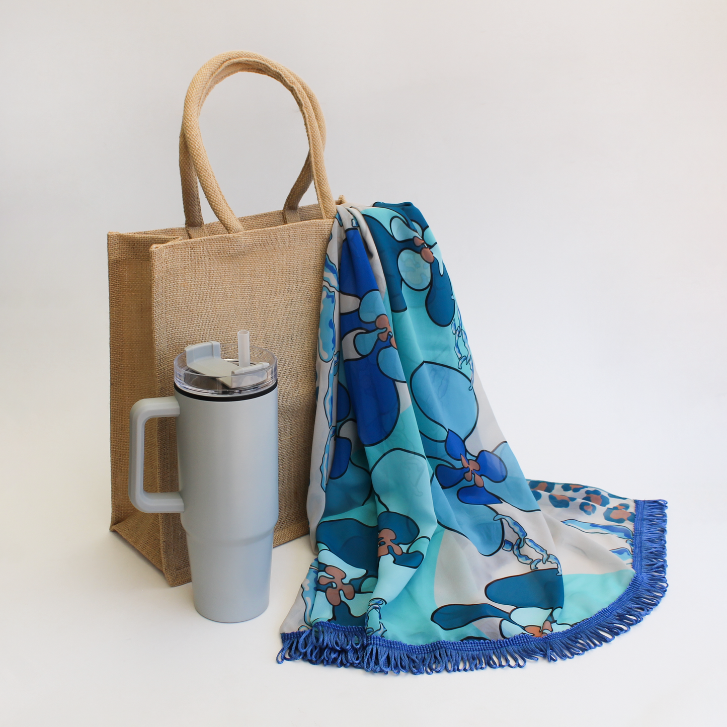 “Regalo Elegancia Natural con pareo de artista Miryam Lynch, mug térmico de acero inoxidable y bolso de yute – Aporta Imagen Chile”