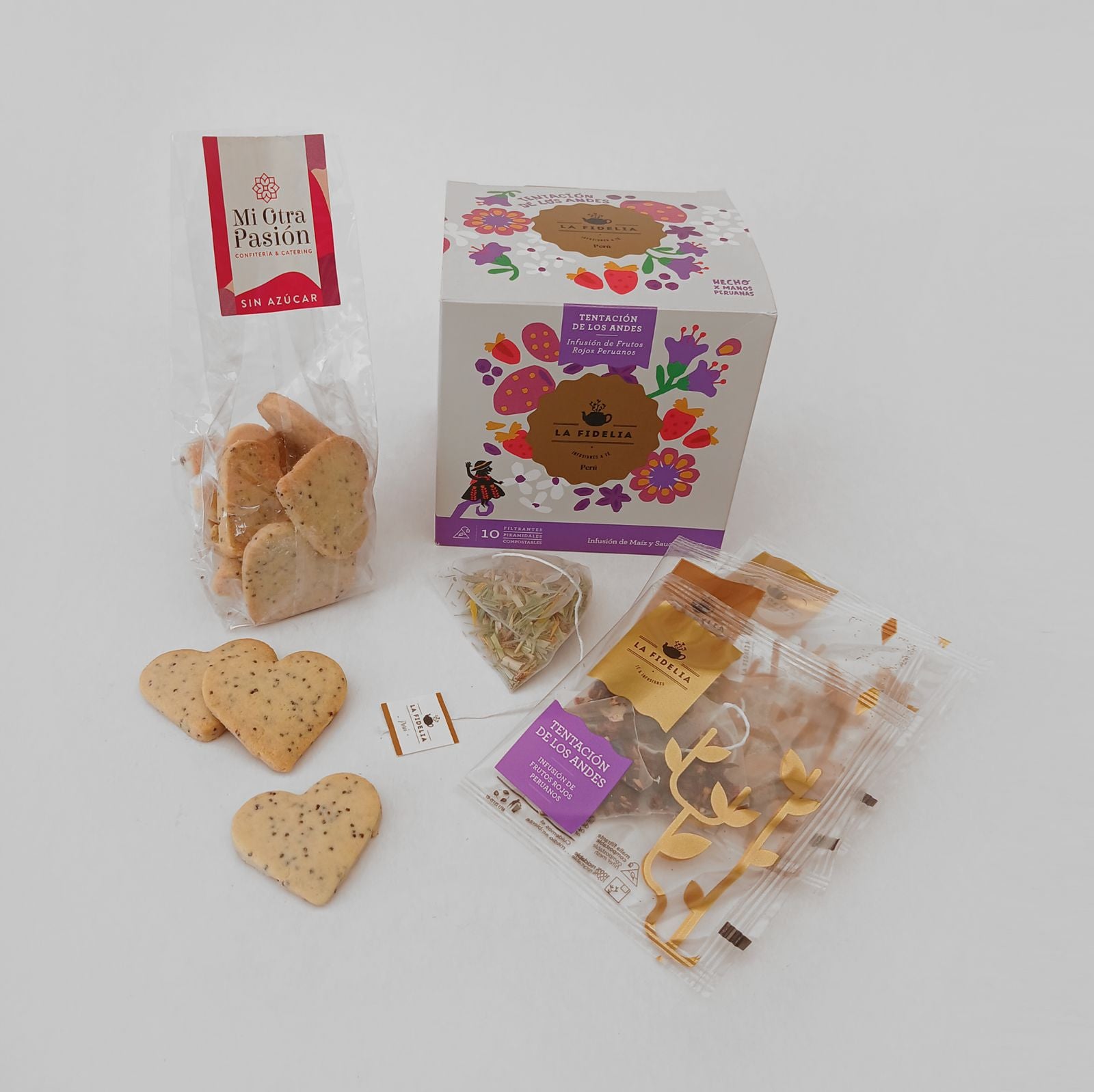 Regala una pausa de bienestar con el sabor de los Andes. Incluye caja de 10 bolsitas piramidales de té o infusión premium de origen peruano La Fidelia y galletas artesanales Mi Otra Pasión, diferentes sabores, sin azúcar. ¡Cotiza tu regalo aquí!
