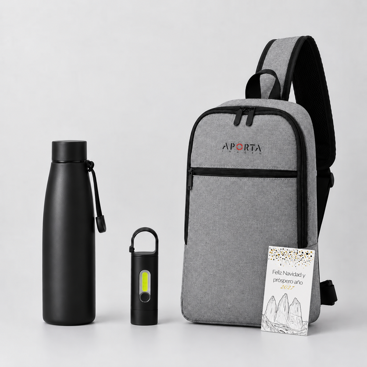 Kit outdoor con bandolera, botella térmica de acero inoxidable y linterna LED recargable. Un regalo corporativo práctico y moderno para colaboradores, clientes y eventos. Cotiza con nosotros para el regalo de navidad.