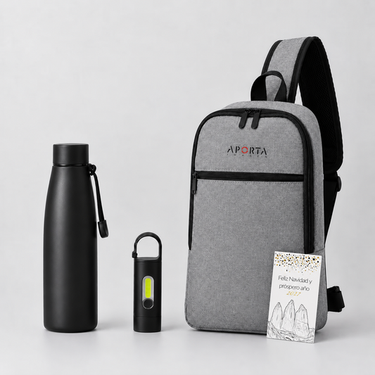 Kit outdoor con bandolera, botella térmica de acero inoxidable y linterna LED recargable. Un regalo corporativo práctico y moderno para colaboradores, clientes y eventos. Cotiza con nosotros para el regalo de navidad.