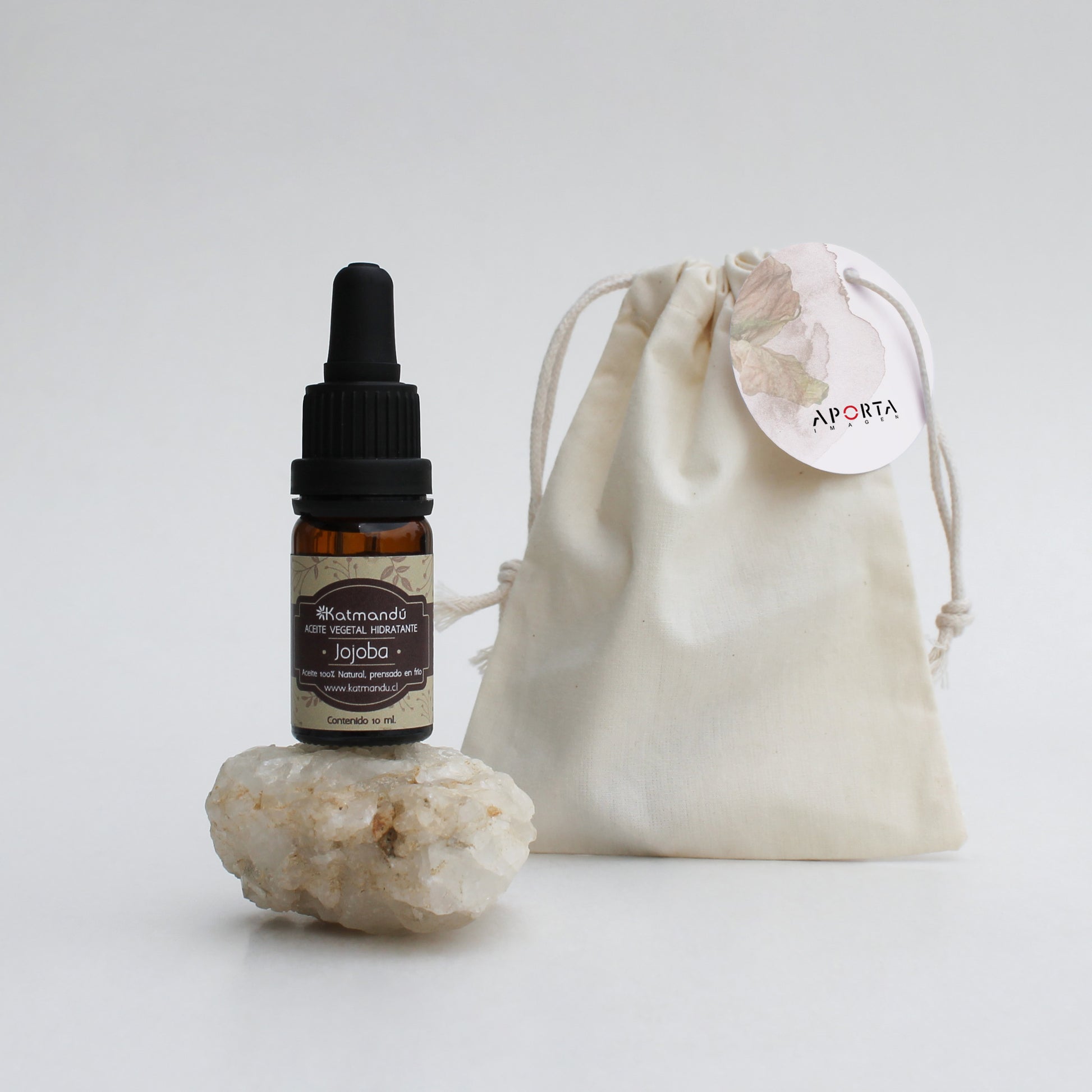 Aceite vegetal 100% natural prensado en frío, con propiedades hidratantes y regenerativas. Presentado en saquito de algodón con tarjeta personalizada para regalo corporativo.