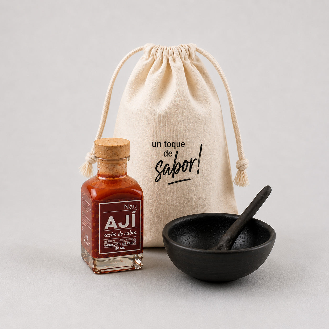 Sorprende a clientes y colaboradores con un regalo corporativo gourmet para Fiestas Patrias. Ají Espinero Nau , pocillo de greda con cucharita y bolsa de algodón con mensaje o logo corporativo impreso a un color, 
