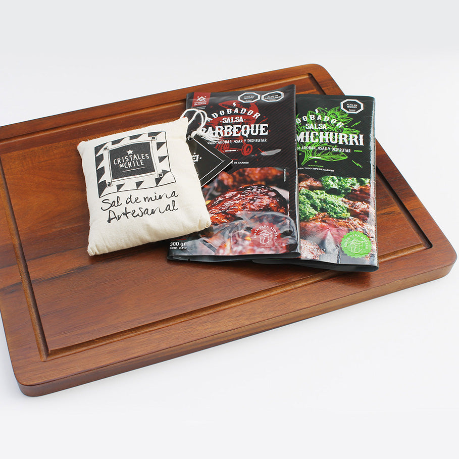 Tabla de acacia, sales Cristales de Chile y salsas en bolsa ecológica. El regalo corporativo ideal para los amantes del asado. Mínimo 20 unidades.