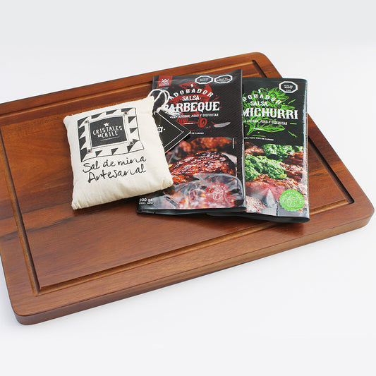 Tabla de acacia, sales Cristales de Chile y salsas en bolsa ecológica. El regalo corporativo ideal para los amantes del asado. Mínimo 20 unidades.
