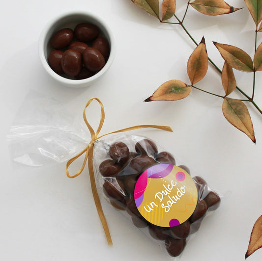 Snack gourmet para cualquier ocasión. Bolsita de 100g de almendras bañadas en chocolate La Romería en presentación personalizada con logo y mensaje. Pedido mínimo 100 unidades. ¡Cotiza en Aporta Imagen!