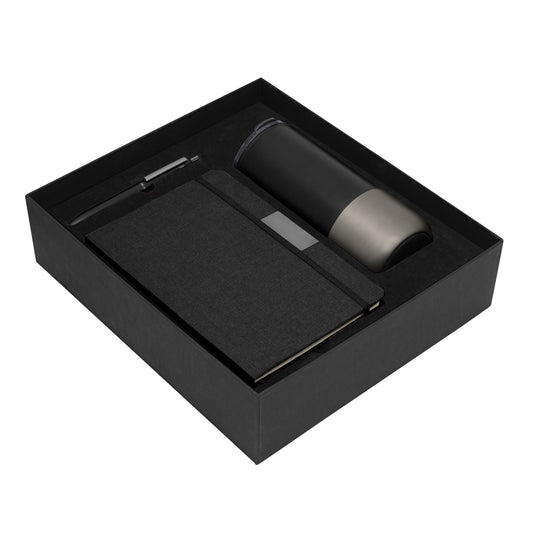 Impresiona con nuestro set de lujo en negro mate. Incluye mug de acero inoxidable, libreta con placa metálica y bolígrafo de aluminio, todo en una elegante caja de regalo. Ideal para regalos corporativos de alto impacto. ¡Personalízalo con tu logo en Aporta Imagen!
