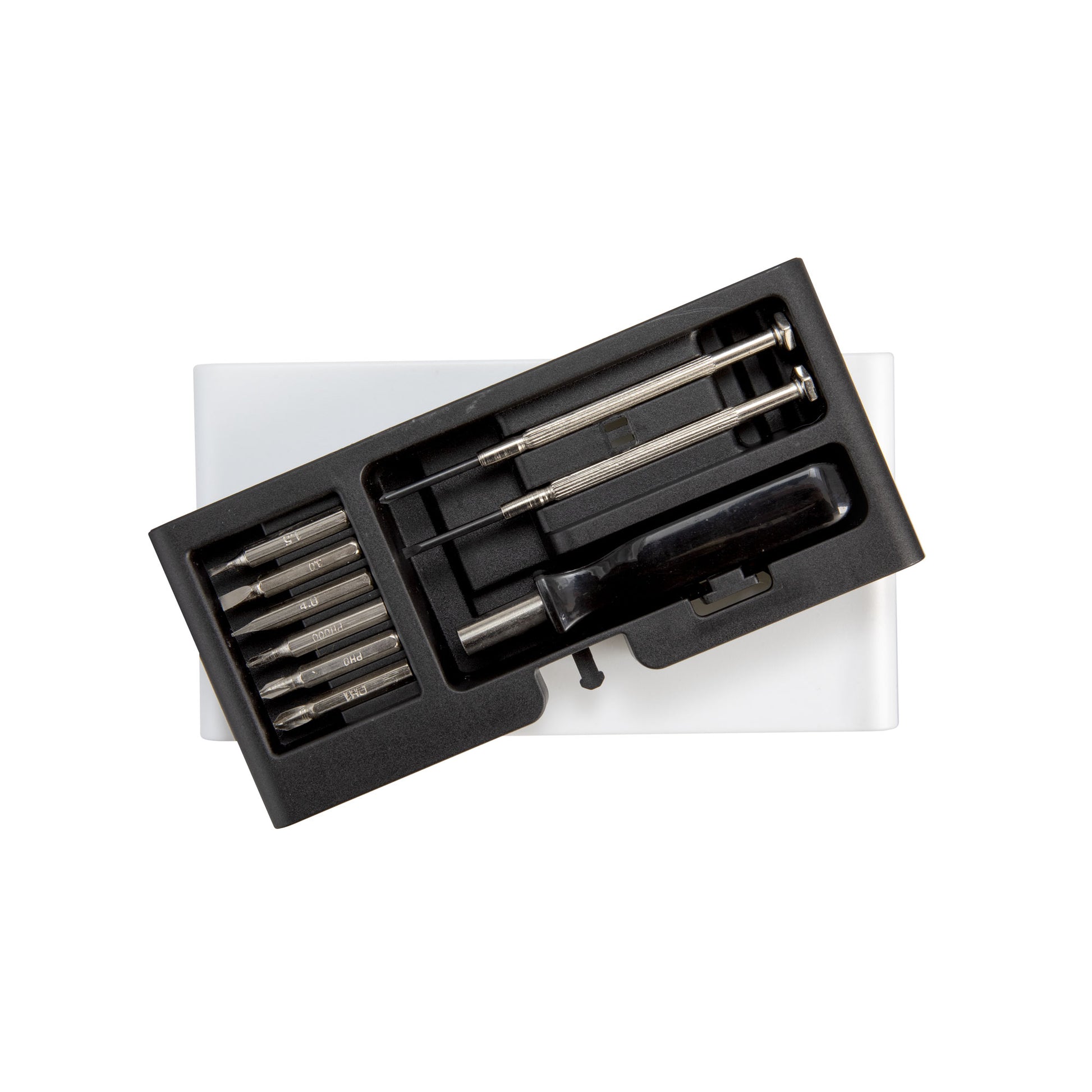 Práctico set de destornilladores imantados en estuche con apertura push. Incluye 8 puntas de precisión y base magnética para mantener el orden. El regalo corporativo ideal para tu marca. ¡Personalízalo con tu logo en Aporta Imagen! 