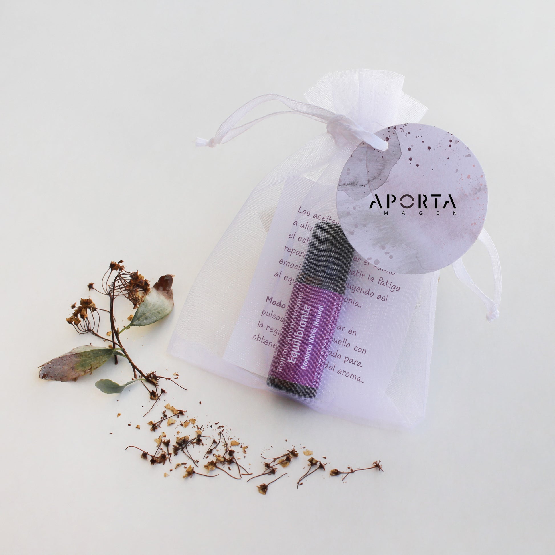 Regala calma y equilibrio con nuestros Roll On de Aromaterapia. Aceites esenciales 100% naturales (Equilibrante, Sueños, Claridad) en frasco de 5ml. Detalle corporativo presentado en bolsa de organza y tarjeta personalizada