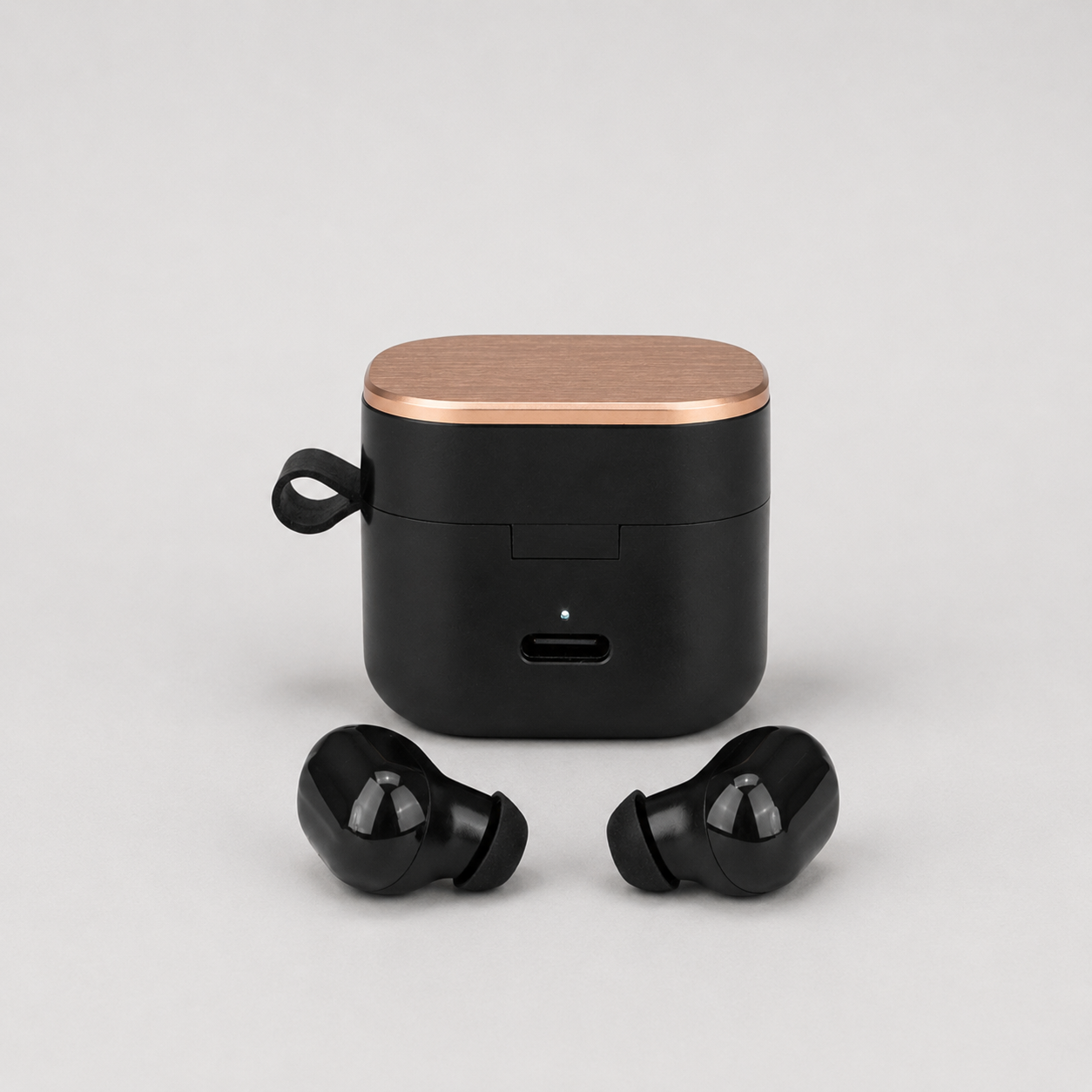 Audífonos inalámbricos Bluetooth 5.3 con estuche de carga, emparejamiento automático y hasta 5 horas de reproducción. Un regalo corporativo tecnológico, moderno y personalizable con el logo de tu empresa.