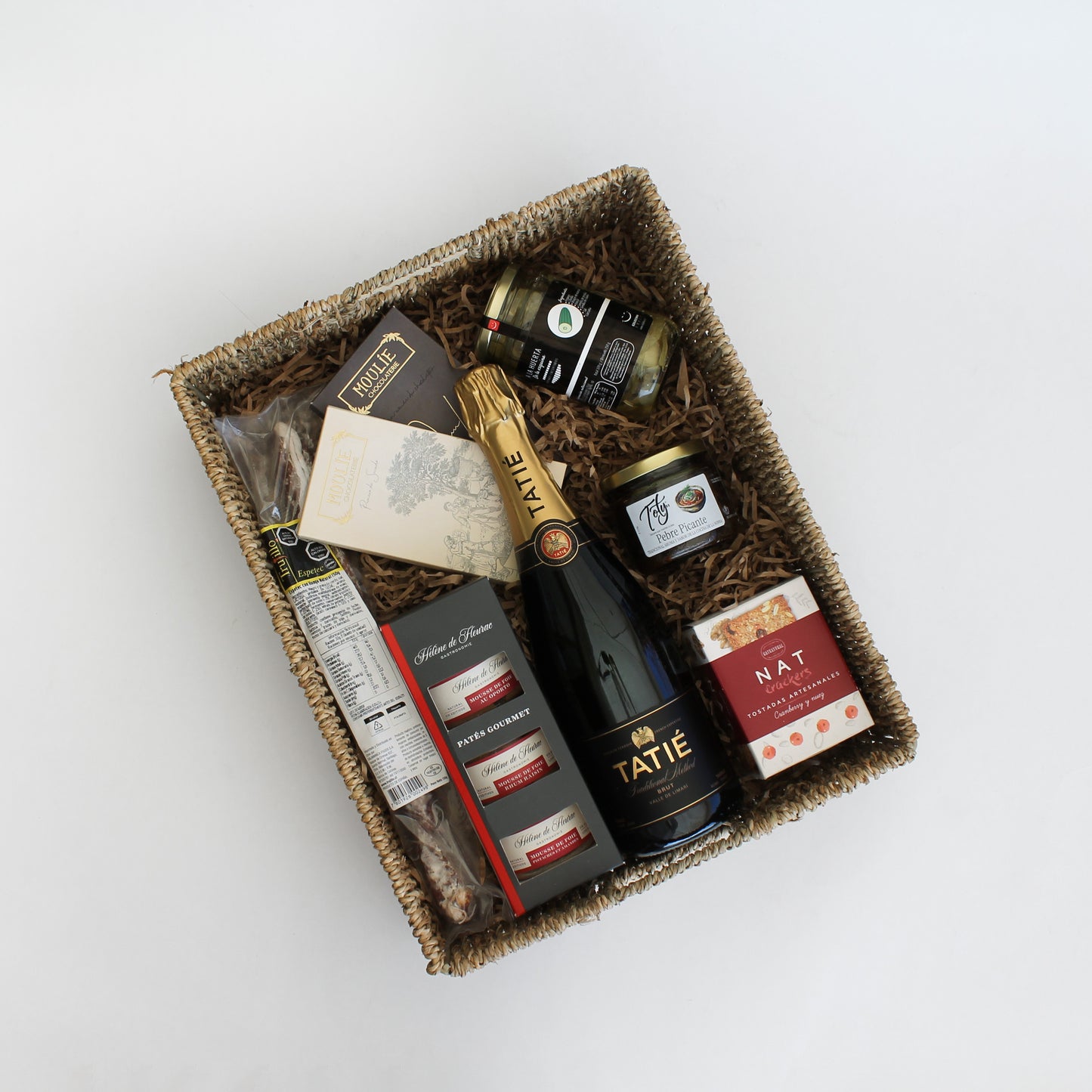 Bandejas gourmet con productos seleccionados y presentaciones de alto nivel para celebrar, agradecer o sorprender. Regalos corporativos personalizables que crean experiencias memorables.