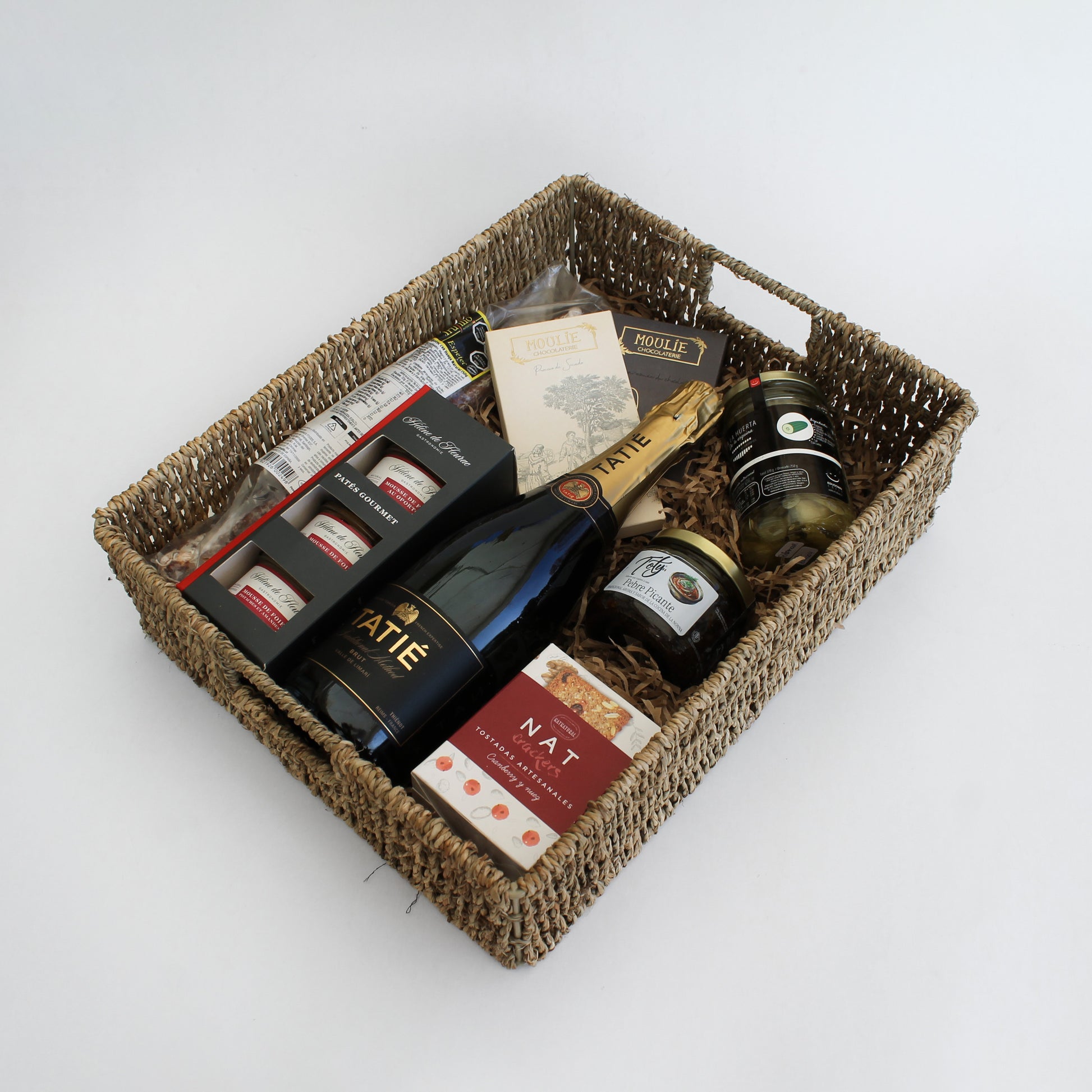 Bandejas gourmet con productos seleccionados y presentaciones de alto nivel para celebrar, agradecer o sorprender. Regalos corporativos personalizables que crean experiencias memorables.