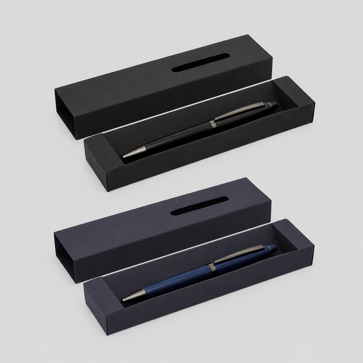 Este bolígrafo de acero inoxidable está disponible en acabados negro y azul mate, y se presenta en una exclusiva caja de regalo a juego. Es la elección perfecta para quienes buscan un artículo promocional de alto valor percibido. Activación suave y precisa con un giro simple, sin pulsadores visibles.
