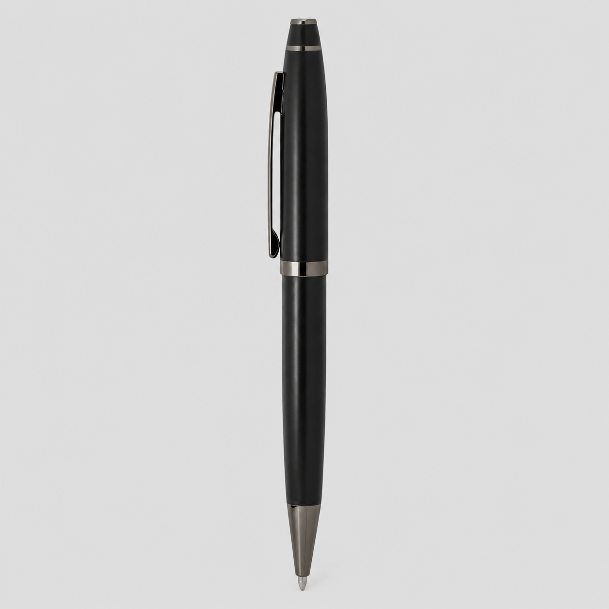 Este bolígrafo de acero inoxidable está disponible en acabados negro y azul mate, y se presenta en una exclusiva caja de regalo a juego. Es la elección perfecta para quienes buscan un artículo promocional de alto valor percibido. Activación suave y precisa con un giro simple, sin pulsadores visibles.