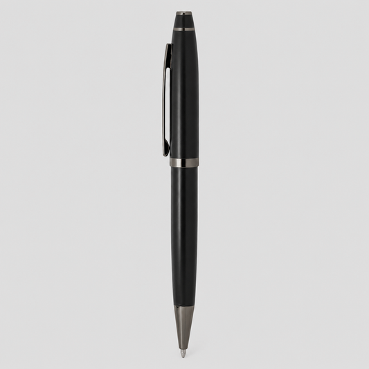 Este bolígrafo de acero inoxidable está disponible en acabados negro y azul mate, y se presenta en una exclusiva caja de regalo a juego. Es la elección perfecta para quienes buscan un artículo promocional de alto valor percibido. Activación suave y precisa con un giro simple, sin pulsadores visibles.
