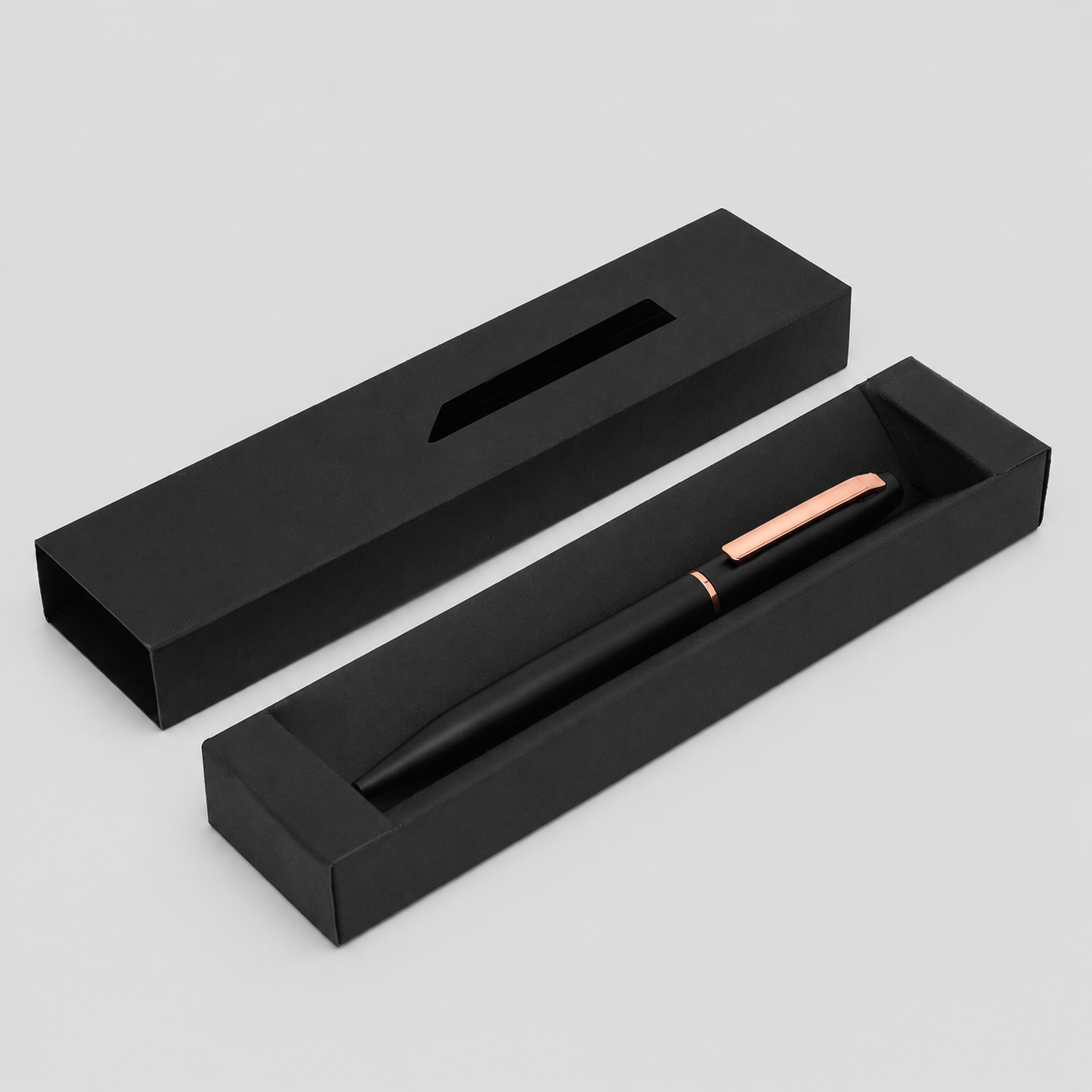 Descubre el bolígrafo Mindy: diseño premium en aluminio reciclado negro mate y elegantes detalles en  cobre/oro rosa. Apertura giratoria suave y presentación en caja de regalo negra. ¡El regalo corporativo sostenible perfecto!